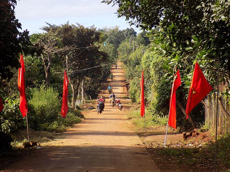 Bảo vệ môi trường sống của cua đồng: Hình ảnh bàn tay đang nâng niu một con cua đồng, thể hiện sự quan tâm và bảo vệ.