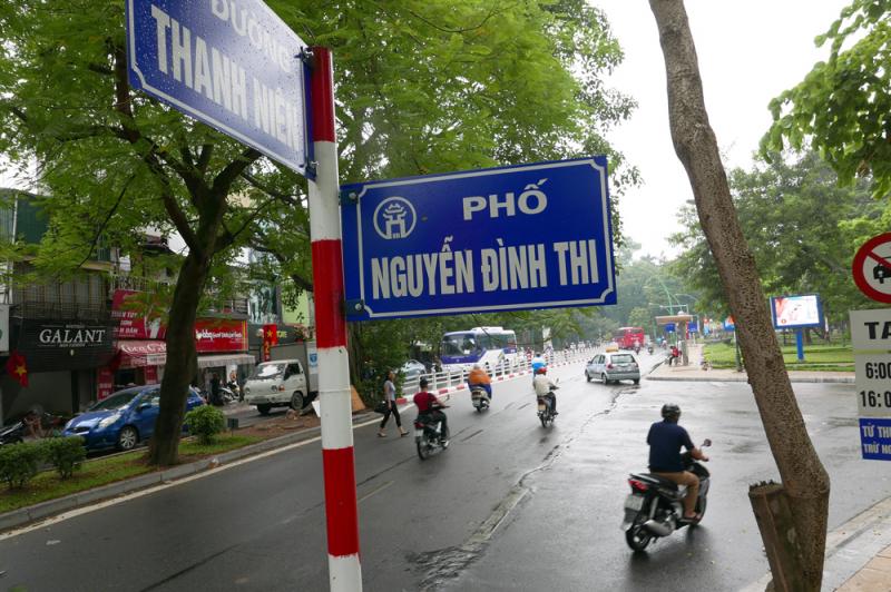 Tên thơ và tựa đề - So sánh sự khác biệt giữa tên thơ và tựa đề trong văn xuôi, làm rõ tính biểu tượng và hàm súc của tên thơ trong việc khơi gợi cảm xúc và trí tưởng tượng.