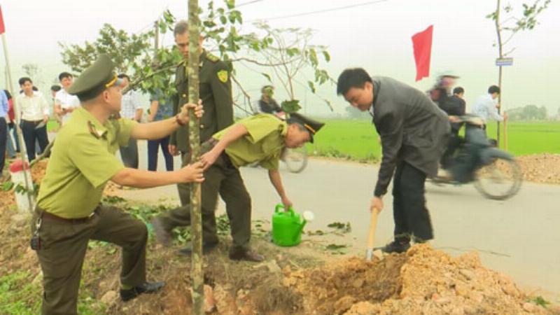 Người cao tuổi tham gia trồng cây, góp phần phủ xanh môi trường