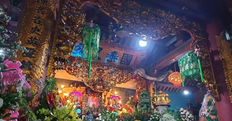 Cầu Nguyện tại Đền Cô Bé Chí Mìu