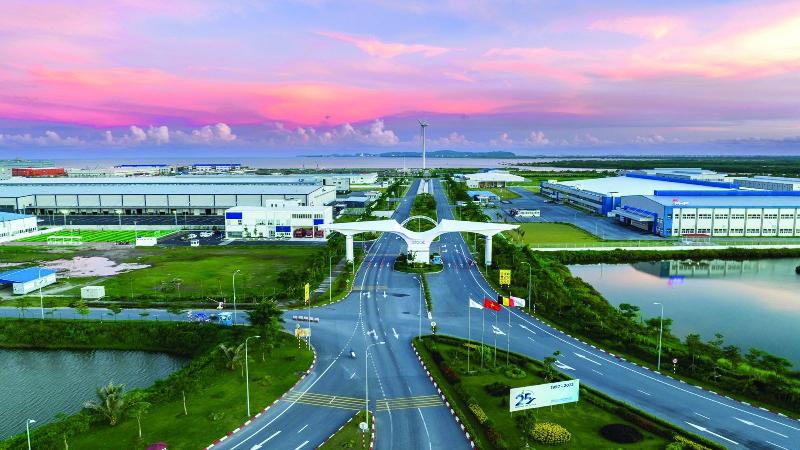 Minh họa các lợi ích khi đầu tư vào hệ thống xử lý nước thải: môi trường sạch hơn, tuân thủ quy định, tiết kiệm chi phí, nâng cao uy tín doanh nghiệp
