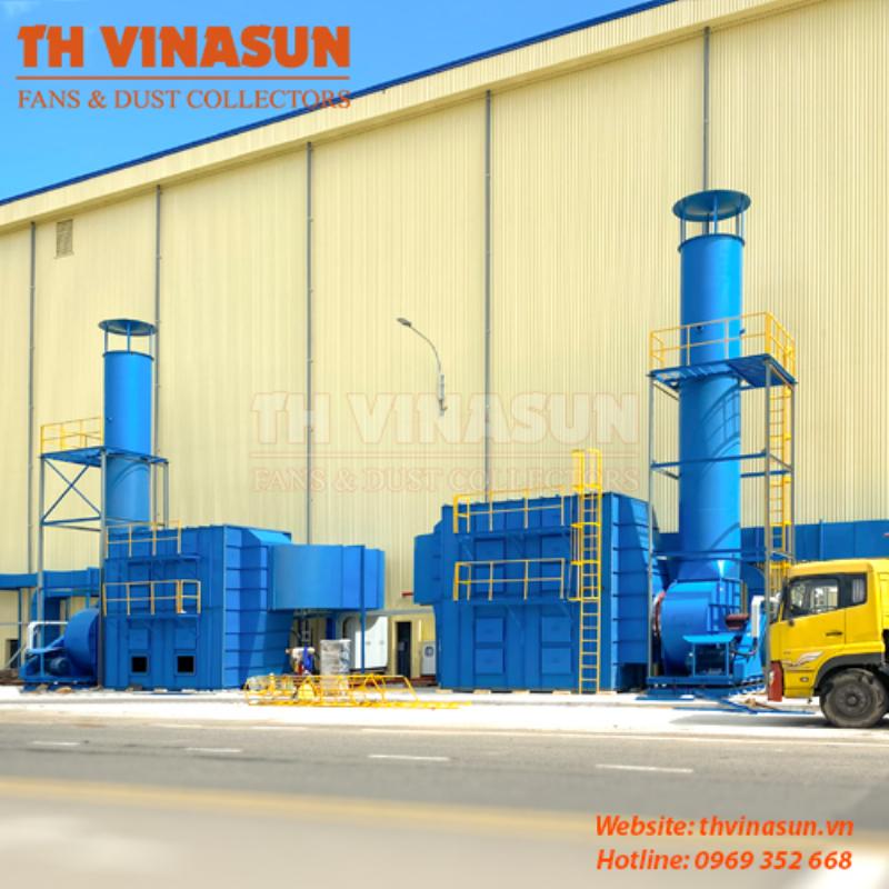 Tháp hấp phụ than hoạt tính ứng dụng trong xử lý khí thải công nghiệp với hệ thống đường ống và quạt
