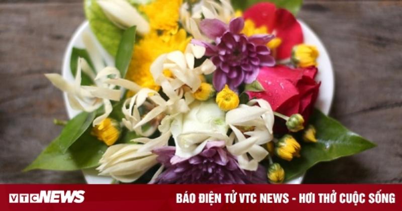 Thắp hương mùng một bàn thờ gia tiên