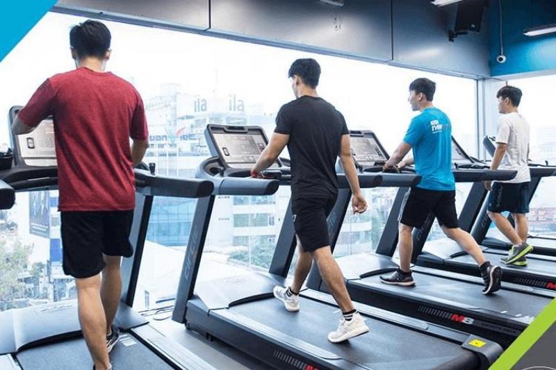 Hinh anh minh hoa con nguoi hoa hop voi nang luong Lap Thu bang cac hoat dong nhu ngoi thien, tap the duc nhe nhang, an uong lanh manh trong khung canh mua thu yen binh