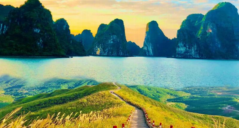 Bản đồ hiển thị các vùng biển có độ muối nước biển lớn nhất trên thế giới, làm nổi bật Biển Đỏ và Vịnh Ba Tư