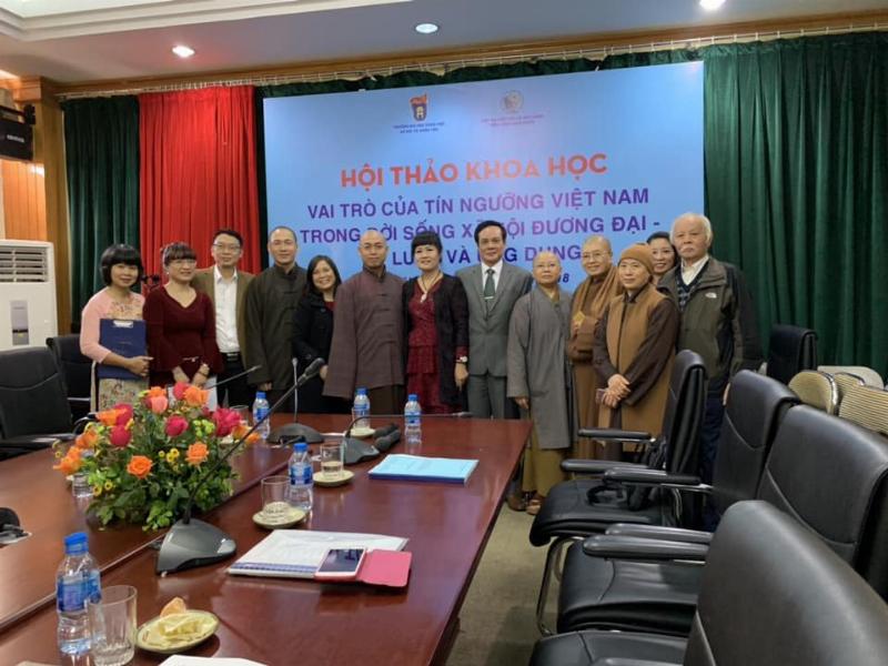 Hình ảnh một ban thờ chính trang nghiêm trong đền, với nhiều lễ vật, hương khói, và các bức tượng/linh vật thờ phụng, tạo cảm giác thiêng liêng.