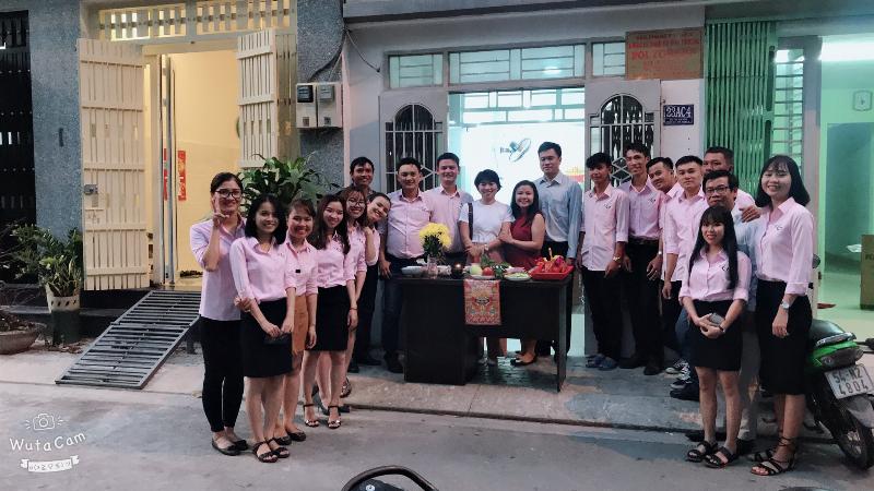 Hình ảnh minh họa một hệ thống xử lý nước thải công nghiệp, có thể bao gồm bể lắng, bể phản ứng hóa học, hoặc thiết bị lọc
