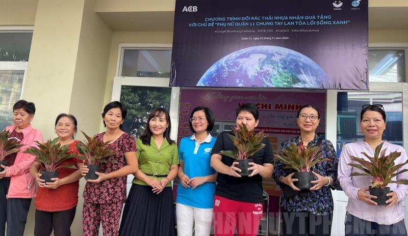 Một người phụ nữ đang phân loại rác thải tại nguồn trong gia đình, nhấn mạnh trách nhiệm cá nhân bảo vệ môi trường
