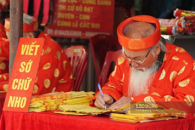 Người dân thành tâm cầu khấn tài lộc và may mắn tại Đền Bà Chúa Kho với văn khấn chuẩn mực
