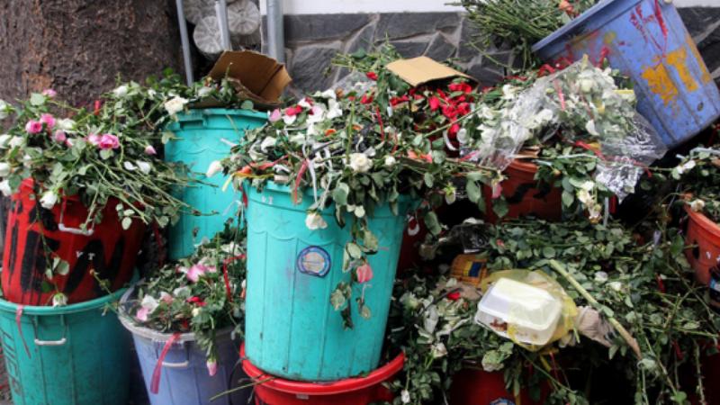 Người Việt đang dọn dẹp nhà cửa đón Tết một cách thân thiện với môi trường bằng cách phân loại rác và tái chế đồ cũ.