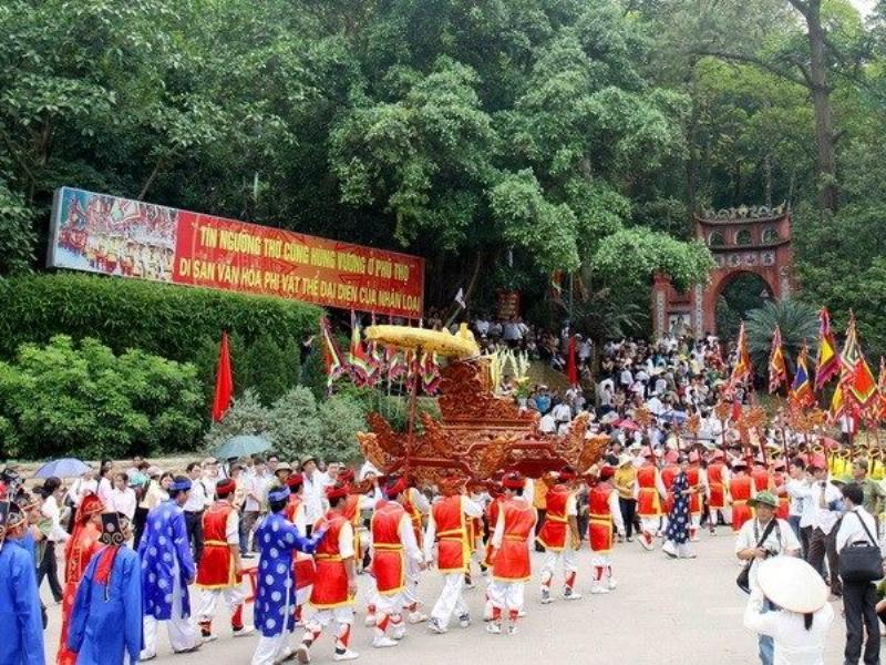 Hình ảnh minh họa người phụ nữ đang chuẩn bị mâm lễ vật gồm trái cây, hoa, hương cho chuyến đi lễ đền, thể hiện sự chu đáo và thành kính.