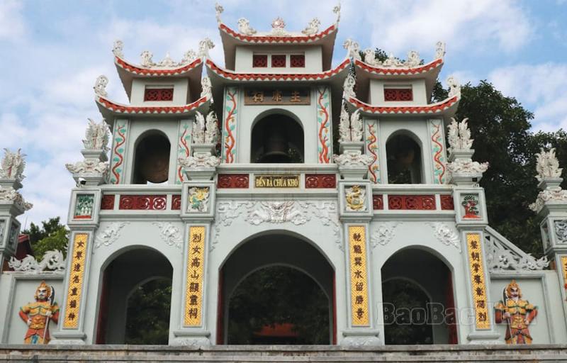 Người dân dâng lễ vật tại Đền Bà Chúa Kho cầu mong tài lộc và may mắn trong kinh doanh buôn bán