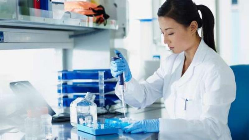 Minh họa Định luật bảo toàn khối lượng trong phản ứng hóa học: Các nguyên tử chỉ thay đổi liên kết, không mất đi hay sinh ra, giữ nguyên tổng khối lượng