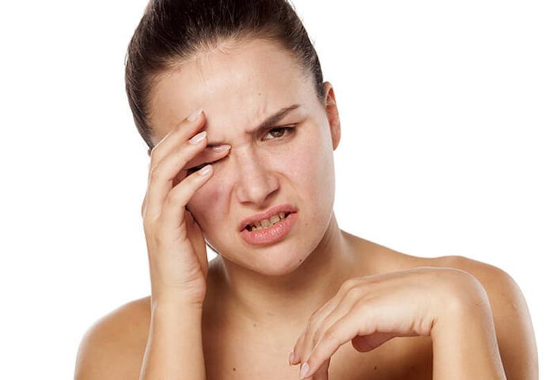 Hình ảnh người phụ nữ căng thẳng mệt mỏi, một nguyên nhân phổ biến gây giật mắt trái ở nữ.