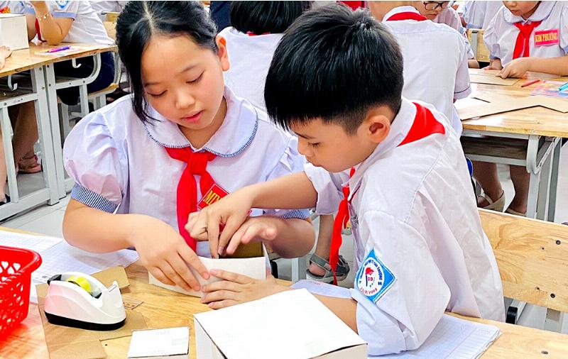 Hình ảnh một cặp đôi trẻ đang nắm tay nhau bước đi trên con đường đầy nắng, tượng trưng cho hành trình xây dựng hạnh phúc dựa trên tình yêu và sự thấu hiểu, không chỉ riêng yếu tố tuổi tác
