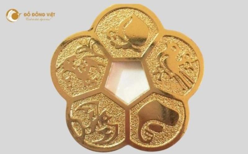 Các họa tiết phong thủy may mắn như tiền đồng, cây tiền cho người mệnh Kim