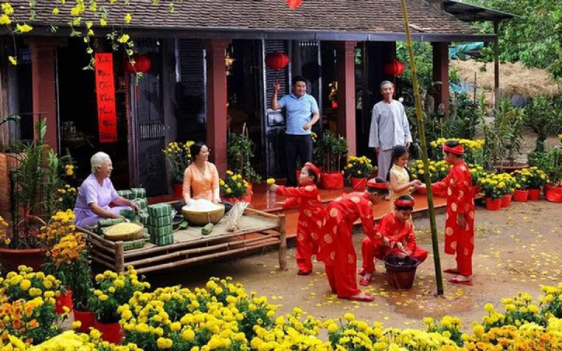 Mâm cơm cúng truyền thống ngày mùng 1 với các món ăn biểu tượng cho sự may mắn, bình an theo quan niệm Tử vi