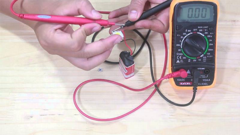 Hình ảnh máy đo (Ampe kế) hiển thị giá trị để biết cường độ dòng điện được đo bằng đơn vị gì