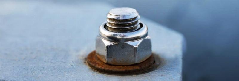 Hình ảnh cận cảnh kim loại bị rỉ sét cho thấy hiện tượng ăn mòn điện hóa