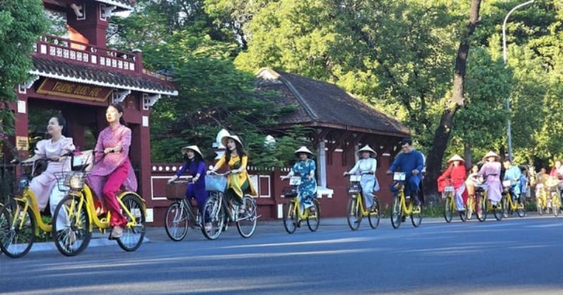 Hình ảnh minh họa bàn tay nam và nữ chạm vào một yếu tố tự nhiên như lá cây hoặc nước, thể hiện sự kết nối và hài hòa giữa con người và môi trường, liên quan đến ý nghĩa của nốt ruồi ở mu bàn tay trong việc tương tác với thế giới bên ngoài.