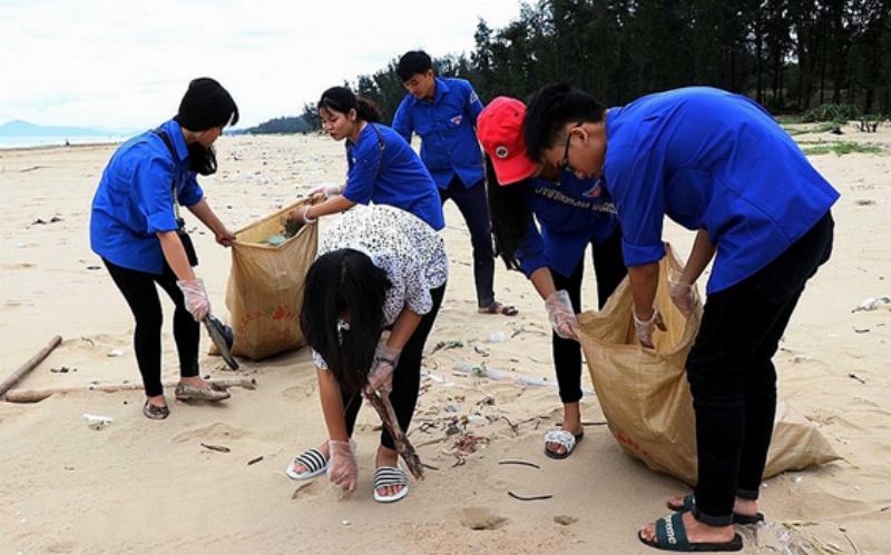 Hình ảnh đối lập thể hiện rõ thực trạng ô nhiễm không khí và rác thải so với môi trường sạch đẹp