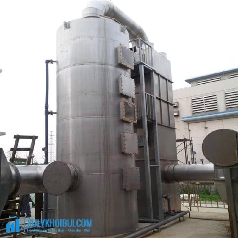 Hệ thống tháp hấp thụ khí thải trong nhà máy công nghiệp, minh họa ứng dụng công nghệ hấp thụ và hấp phụ quy mô lớn.