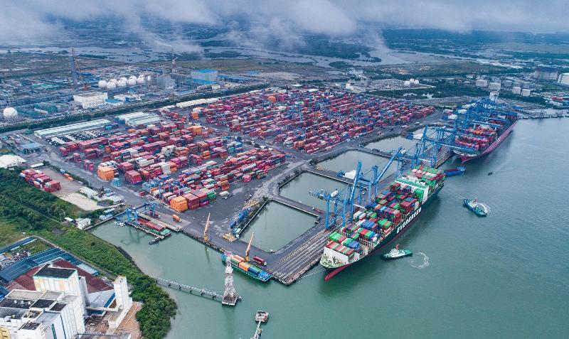 Một bức tranh về chủ đề sống xanh, thể hiện sự hòa hợp giữa con người và thiên nhiên trong bối cảnh đô thị hiện đại, sử dụng năng lượng sạch.
