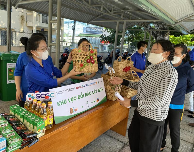 Người dân phân loại và thu gom rác thải sau Tết, hướng tới mục tiêu giảm thiểu ô nhiễm môi trường và tái chế hiệu quả.