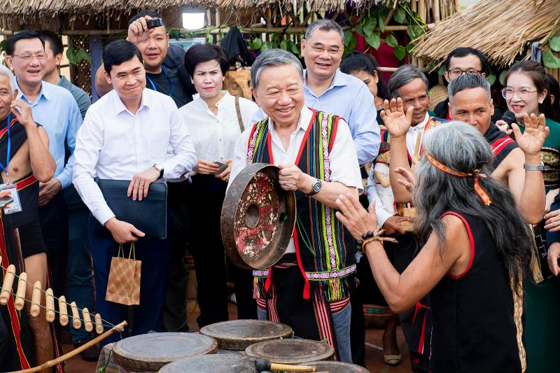 Ý nghĩa số 79 trong tử vi và ứng dụng trong cuộc sống hàng ngày, hình ảnh cung đình uy nghiêm.