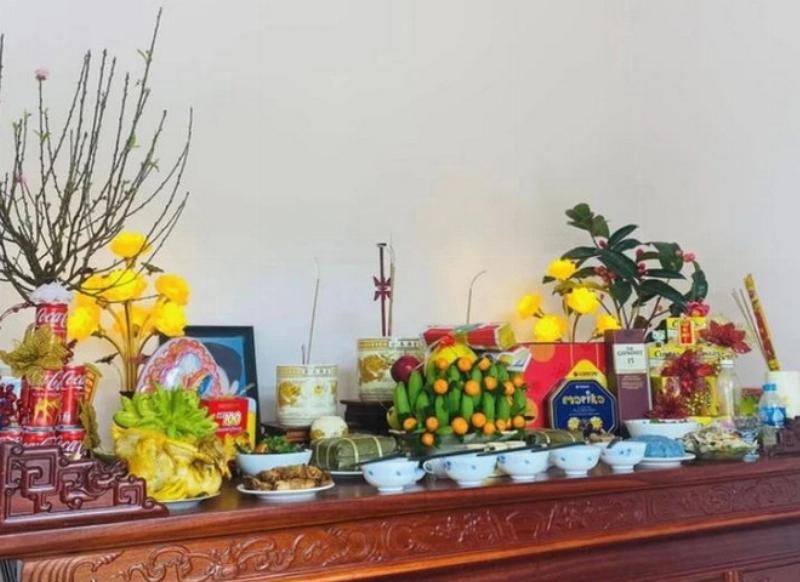 Bàn thờ gia tiên trang trọng ngày Tết và các dịp lễ quan trọng trong năm