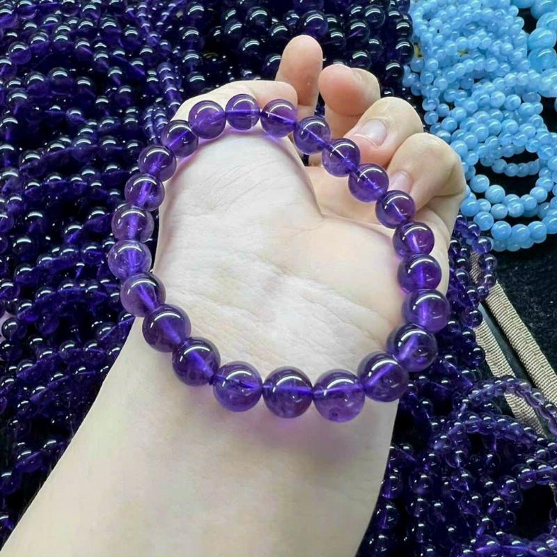 Một người đang nhẹ nhàng lau chùi và bảo quản đá mắt hổ vàng nâu, thể hiện sự quan tâm đến việc duy trì năng lượng và vẻ đẹp của đá.