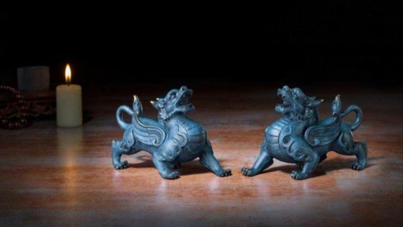 Một bộ sưu tập các loại thạch anh tóc đen, được làm sạch và trưng bày gọn gàng, thể hiện sự chăm sóc kỹ lưỡng để giữ gìn vẻ đẹp và năng lượng của đá.