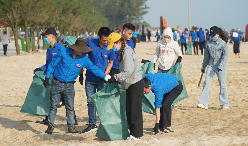 Cộng đồng đa dạng tham gia các hoạt động bảo vệ môi trường như trồng cây, dọn rác, thể hiện tinh thần đoàn kết và ý thức trách nhiệm