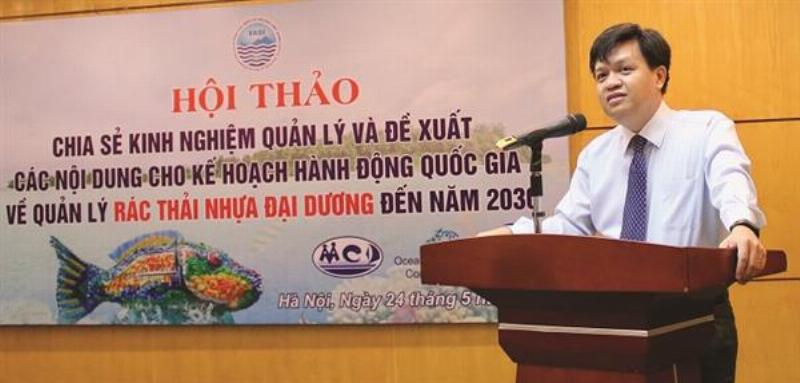 Một nhóm người đang tích cực tham gia hoạt động làm sạch môi trường, nhặt rác trong công viên hoặc bãi biển, thể hiện tinh thần đoàn kết và trách nhiệm cộng đồng.
