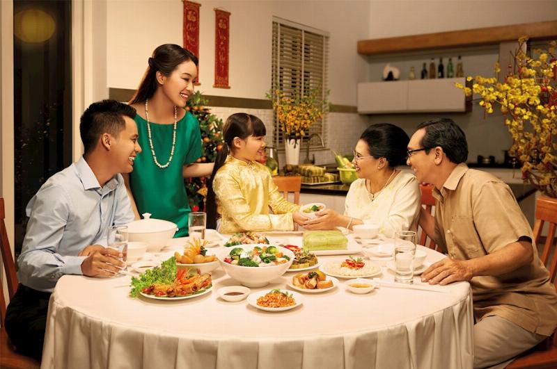 Gia đình Việt sum họp bên mâm cơm Tết, thể hiện sự ấm cúng và đoàn viên