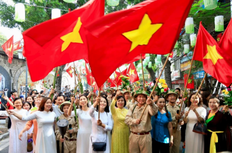Hình ảnh mô tả người Việt Nam đang thực hiện các hành động bảo vệ môi trường bền bỉ và kiên trì, minh họa cho tinh thần của 12 con giáp may mắn.