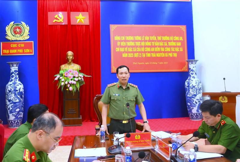 Một Tử Vi gia đang xem xét một lá số tử vi cổ điển, với các ký hiệu về thời gian và chòm sao