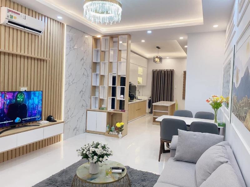 Môi trường sống phong thủy cho người tuổi Ất Mão, hình ảnh một căn nhà hài hòa với cây xanh và yếu tố nước 
