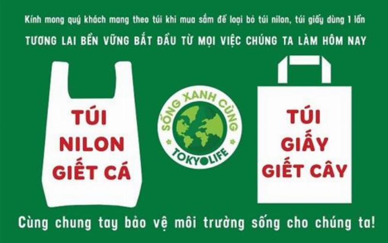 Người dân Việt Nam mua sắm Tết 2025 thông minh sử dụng túi vải thay túi nilon
