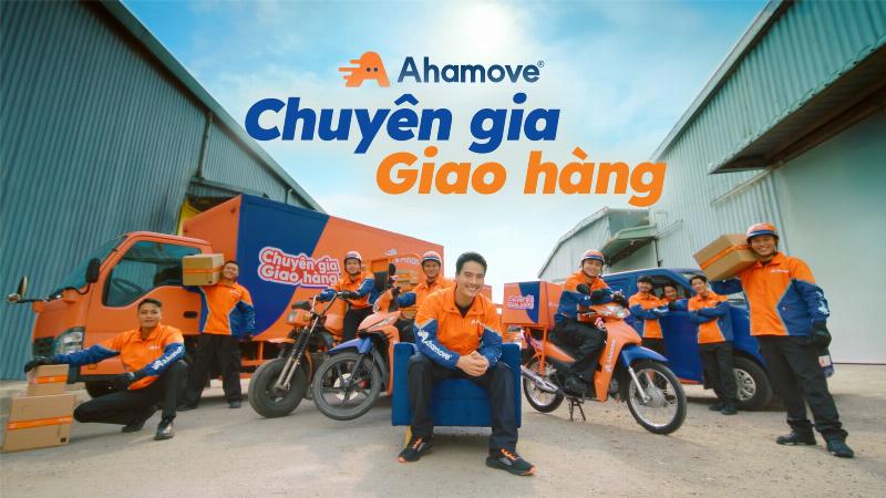 Gia đình đang thực hiện nghi lễ cúng nhập trạch cho nhà mới thuê, thành tâm khấn vái