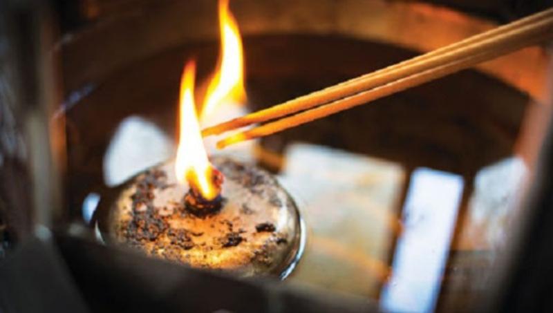 Người phụ nữ Việt thực hành các nghi thức tâm linh để hóa giải năng lượng tiêu cực sau khi lỡ cắt tóc vào mùng 1.