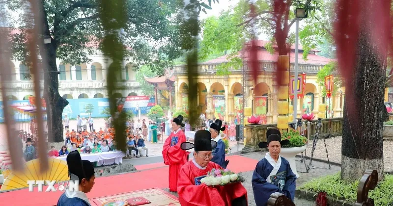 Khoảnh khắc thành kính khi đọc văn khấn trong ngày 5/5