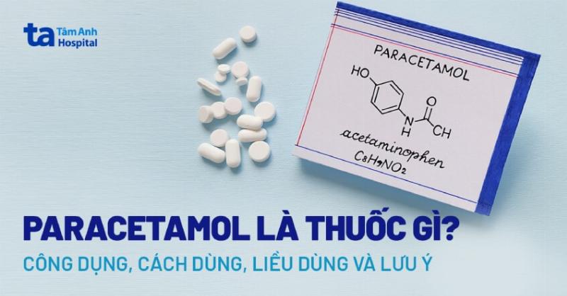Người phụ nữ đang cẩn thận đeo vòng chỉ đỏ, thể hiện sự chú ý đến các lưu ý khi sử dụng.