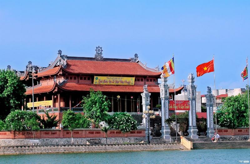Một người tuổi Ất Sửu năm 2023 đang thiền định trong một khu vườn xanh mát, tượng trưng cho sự hài hòa với thiên nhiên và phong thủy.
