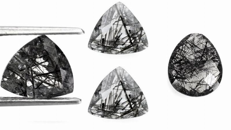 Thạch anh tóc đen tự nhiên với những sợi tourmaline độc đáo, ánh sáng huyền ảo, biểu tượng của sự bảo vệ và năng lượng mạnh mẽ.