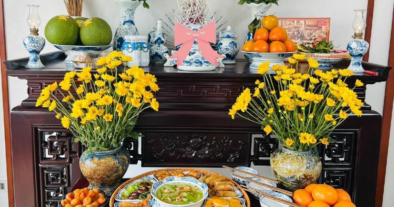 Văn khấn cúng tất niên được đặt trang trọng trước bàn thờ gia tiên