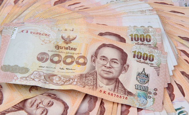 Du khách mua sắm và thưởng thức ẩm thực với 1000 Baht Thái tại chợ đêm