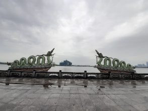 Hình ảnh tổng quan về 2 con rồng Hồ Tây tại vị trí đặc trưng, thu hút du khách đến check-in và khám phá lịch sử.