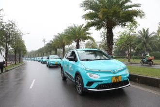 Dịch vụ taxi hiện đại, đặc biệt là taxi điện, được nhiều du khách ưu tiên lựa chọn để di chuyển nhanh chóng và thoải mái khi khám phá các địa điểm du lịch Hà Nội.