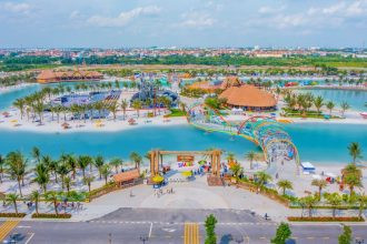VinWonders Wave Park &amp; Water Park, tổ hợp giải trí nước hiện đại, mang đến trải nghiệm sôi động và hấp dẫn cho mọi lứa tuổi khi du lịch Hà Nội.